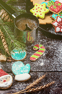 新年的姜饼和咖啡以及木制背景的圣诞节图片