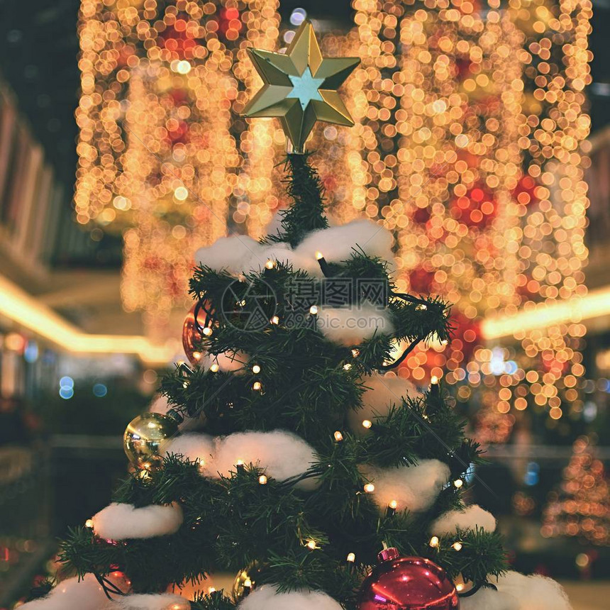 多彩的圣诞装饰冬季假日和传统装饰品季节背景的照明链图片