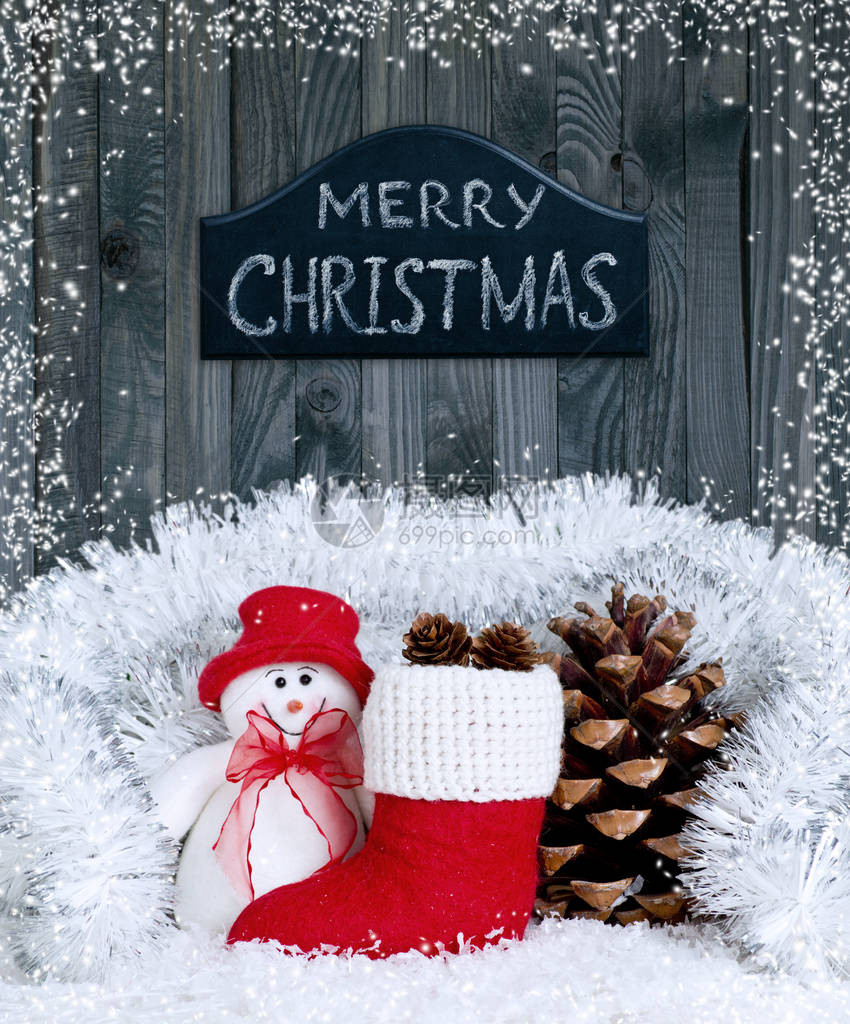 圣诞配有微笑的雪人圣诞老人靴子松饼和木图片