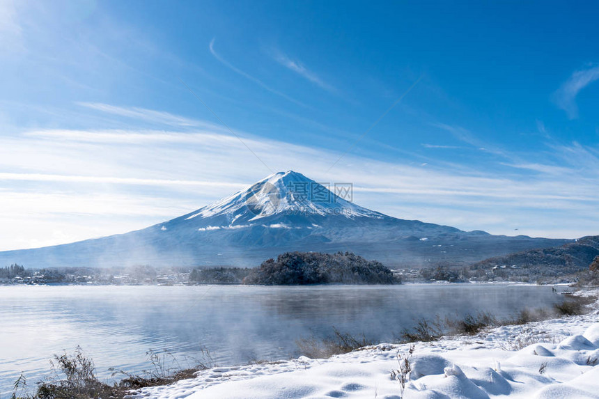 清晨的富士山与河口湖的倒影图片