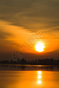 日出在湖面水上图片