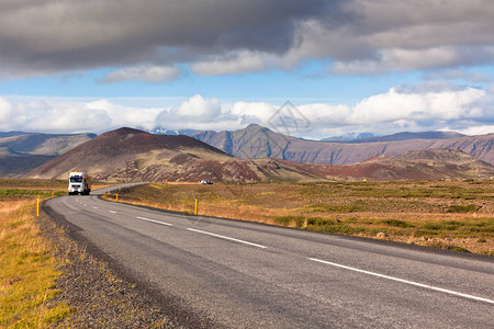 穿越冰岛地貌的无尽高速公图片