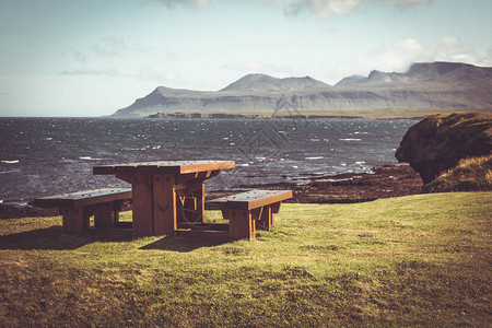 路边休息区的空木桌和长凳图片