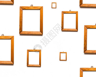 白墙背景上挂着松木的旧木框背景图片
