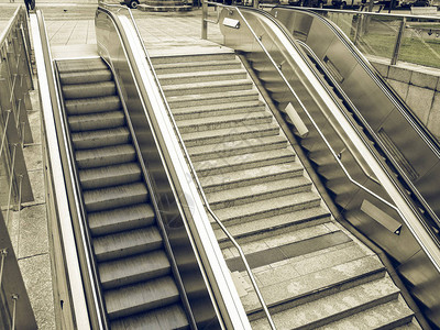 通往地铁站或超市的老式自动扶梯楼图片