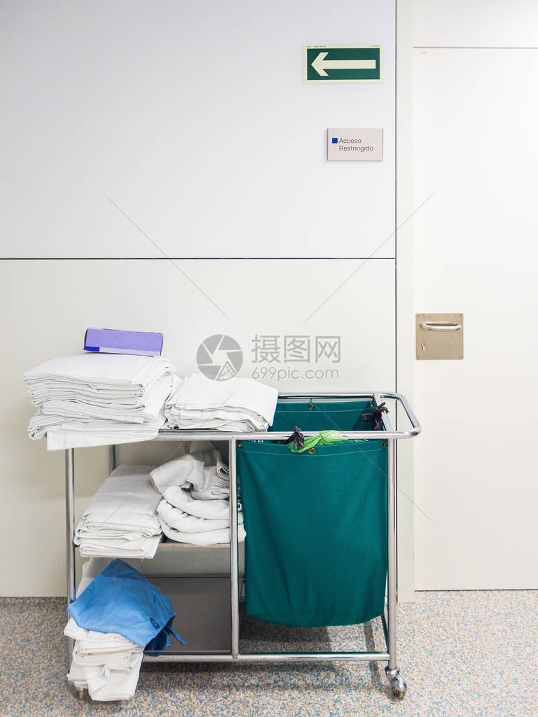 在医院用毛巾清洁管家或女仆的推车图片