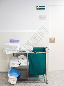 在医院用毛巾清洁管家或女仆的推车图片