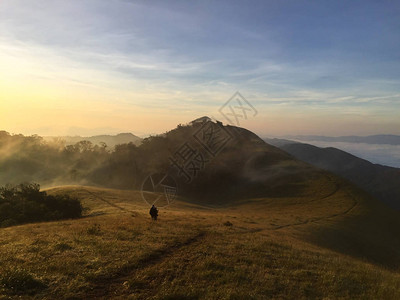 山上多姿彩的秋天风景名副其图片