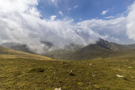 秋末Bucegi山背景图片