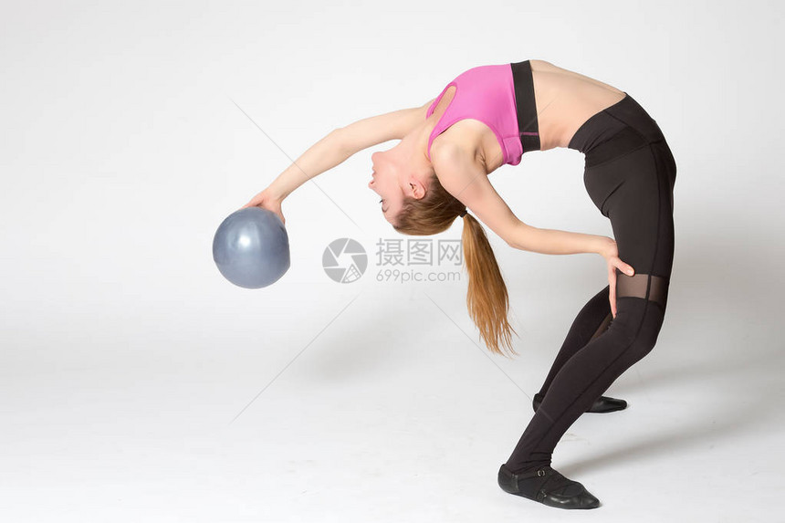 运动有吸引力的金发年轻女子穿运动服在室内锻炼图片