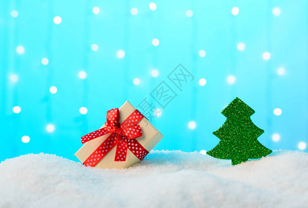 蓝色背景中雪地里的圣诞装饰品图片