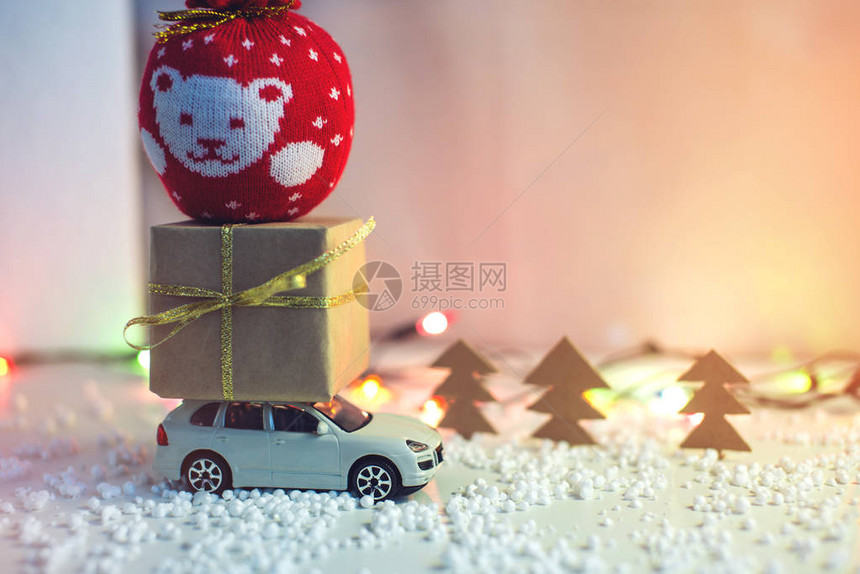玩具车载着圣诞和新年的屋顶图片
