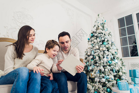 家庭圣诞节冬天幸福技术和人的概念图片