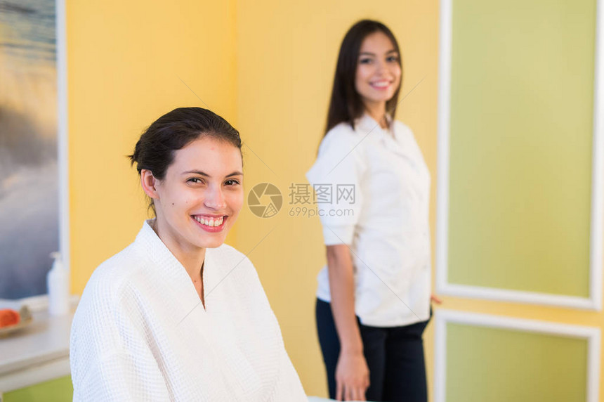 女美容师医生与病人在spa健康中心年轻女专业美容师在美容柜或美容院为美丽的黑图片