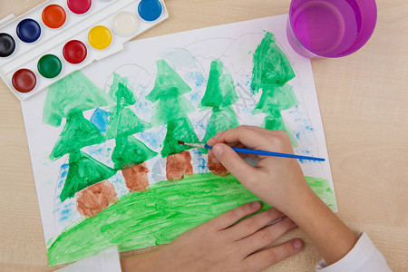 一个孩子画的纸上写着水彩色的孩子图片