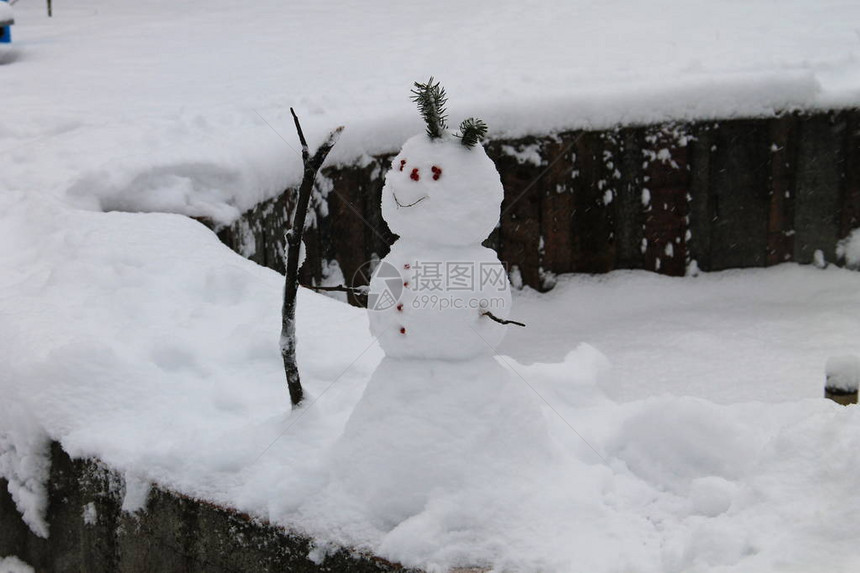冬季公园里有趣的小雪人图片