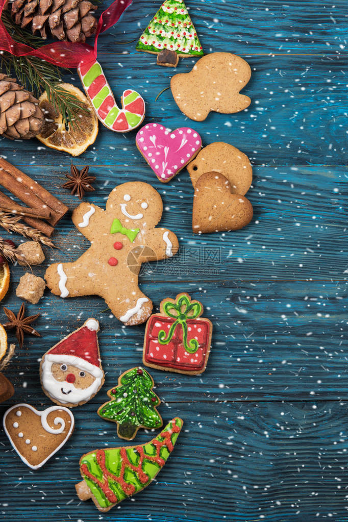 新年和新年的姜饼和圣诞节木制背景图片