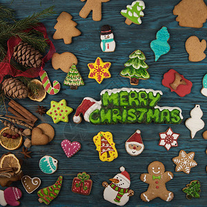 新年和新年的姜饼和圣诞节木制背景图片