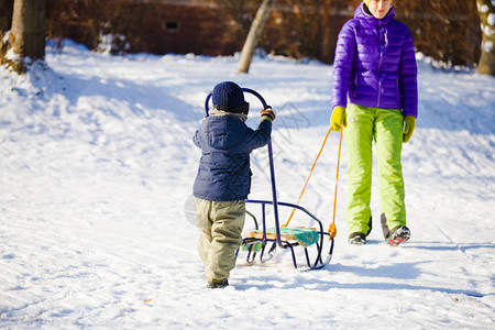 母亲带着孩子在清新冬季空气中滑雪孩子图片