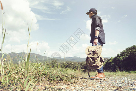 带背包在户外放松的年轻男子旅行者背景图片