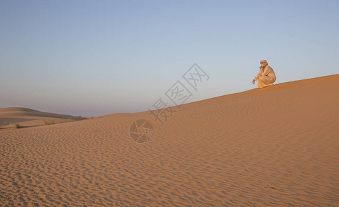 杜拜附近日出时在沙漠里穿传高清图片