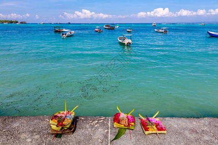 印度尼西亚NusaLembongan海滩上的传统祭品Canan图片
