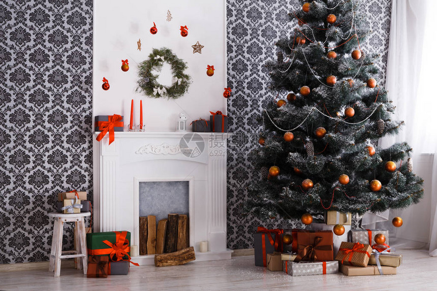 美丽的holdiay装饰有圣诞树和壁炉的房间寒假设图片