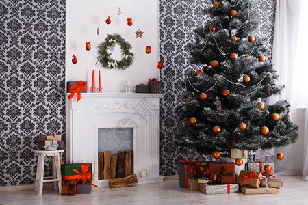 美丽的holdiay装饰有圣诞树和壁炉的房间寒假设背景图片