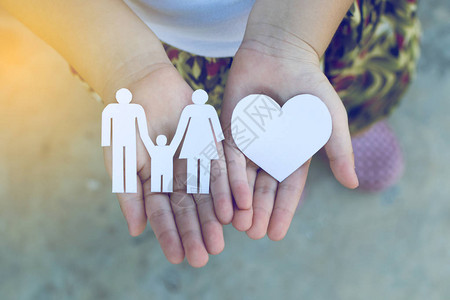 儿童手握着心脏和家庭概念家庭等图片