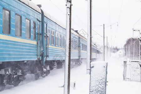 旅客列车沿雪轨快速移动图片
