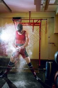 成年运动健壮的青年运动员准备使用粉末进行SumoDelift运动图片