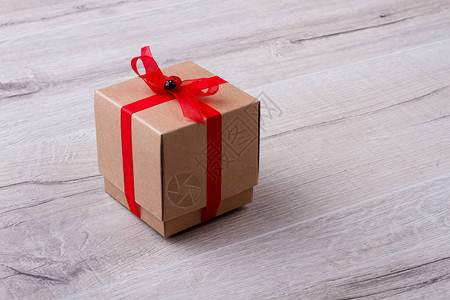 带蝴蝶结的礼物盒丝带上的瓢虫创建您的礼品盒圣诞节的手图片