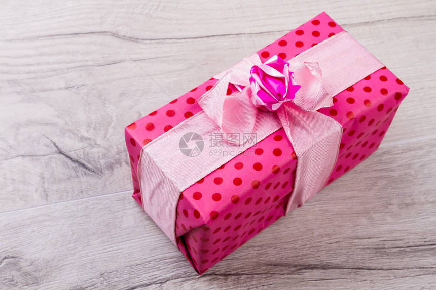 用丝带和蝴蝶结礼物粉色礼盒给聪明人的明亮礼物图片