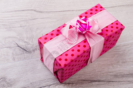 用丝带和蝴蝶结礼物粉色礼盒给聪明人的明亮礼物图片