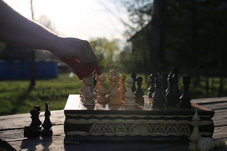 国际象棋人手在村庄后院户外玩耍图片