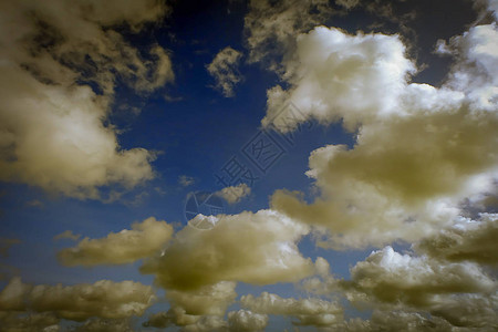 深蓝天空的云彩古图片