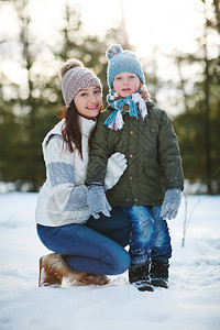 在白雪皑的冬季公园里图片