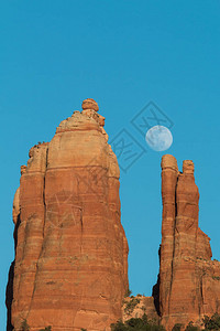满月在大教堂岩石上升起西多图片