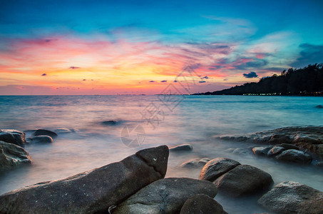 美丽的海景日落或海上日出图片