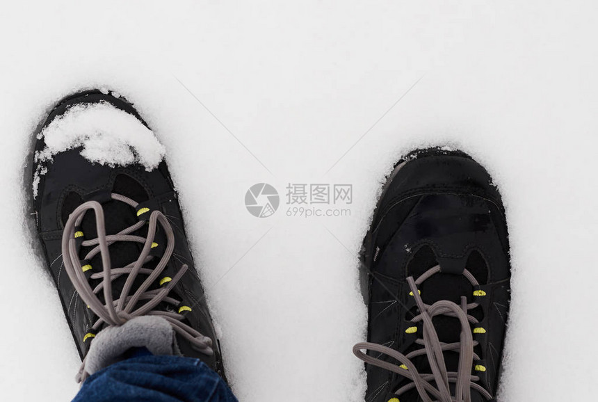 雪地里穿鞋的脚图片