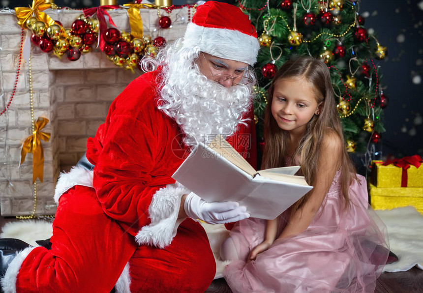 圣诞老人和一个穿着裙子的女孩圣诞场景孩子和圣诞图片