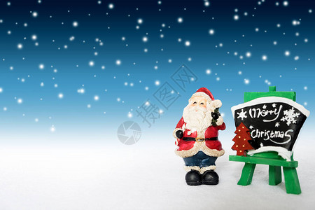 与圣诞老人和雪人共度圣诞节日在雪地背景图片