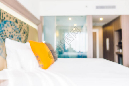在旅馆卧室内的床垫装饰上美丽的枕头图片