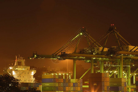 夜间工业港口的货物和起重机图片