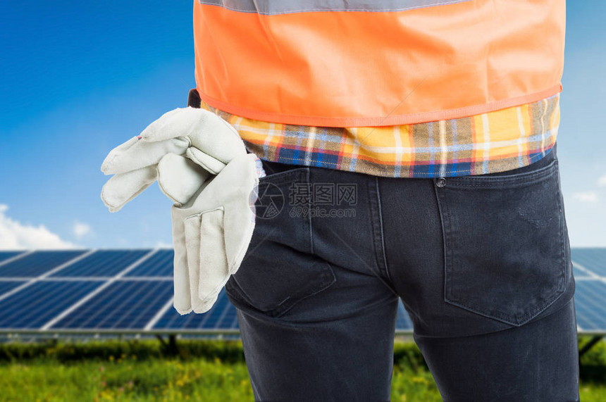 作为清洁能源概念站在太阳能站上的工人手套在图片