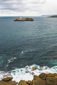 西班牙坎塔布里亚州桑坦德市背景的莫罗岛与悬崖相邻图片