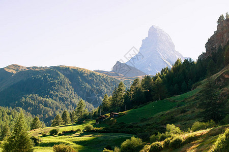 夏季在瑞士泽马特Zermatt与传统的瑞士小屋一起图片
