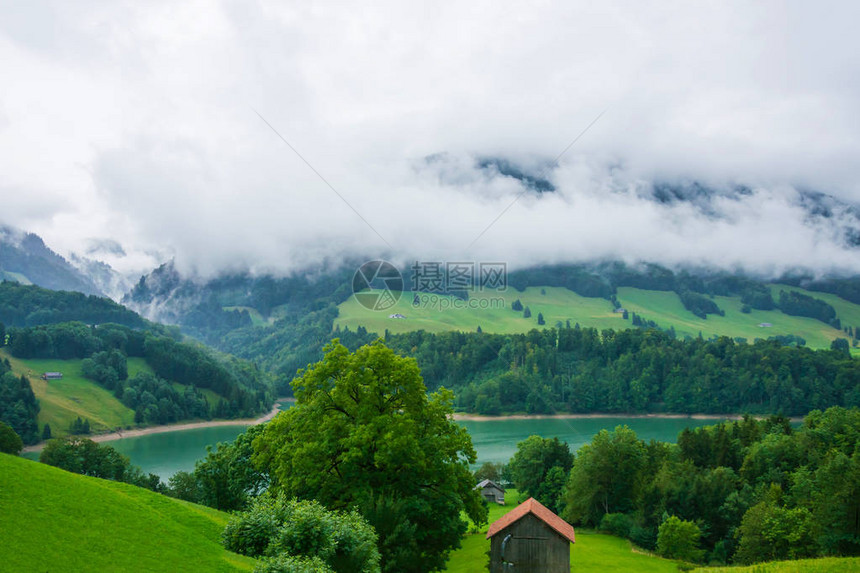 瑞士弗里堡州Gruyere区Prealps山峰的蒙图片