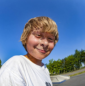 滑板公园的小男孩图片