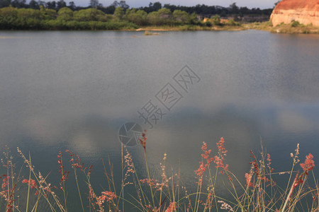 橙谷山和水塘湖景观图片